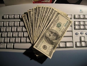 Деньги на клавиатуре